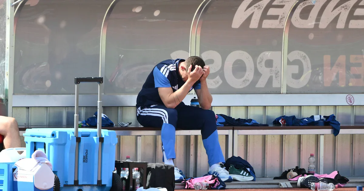 Setback for Schalke's Gosens: New Signing Faces Extended Absence Due to Thigh Injury