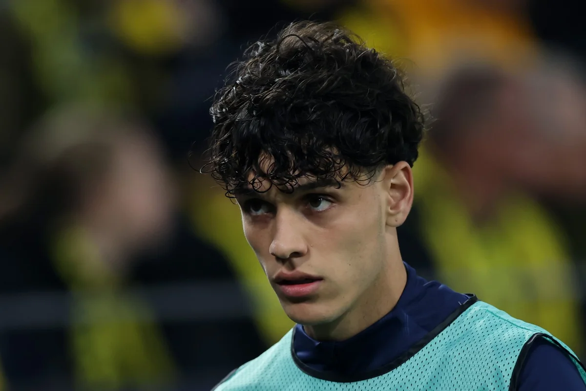 Héctor Fort Aims for a Future at Barcelona Amidst Transfer Speculations